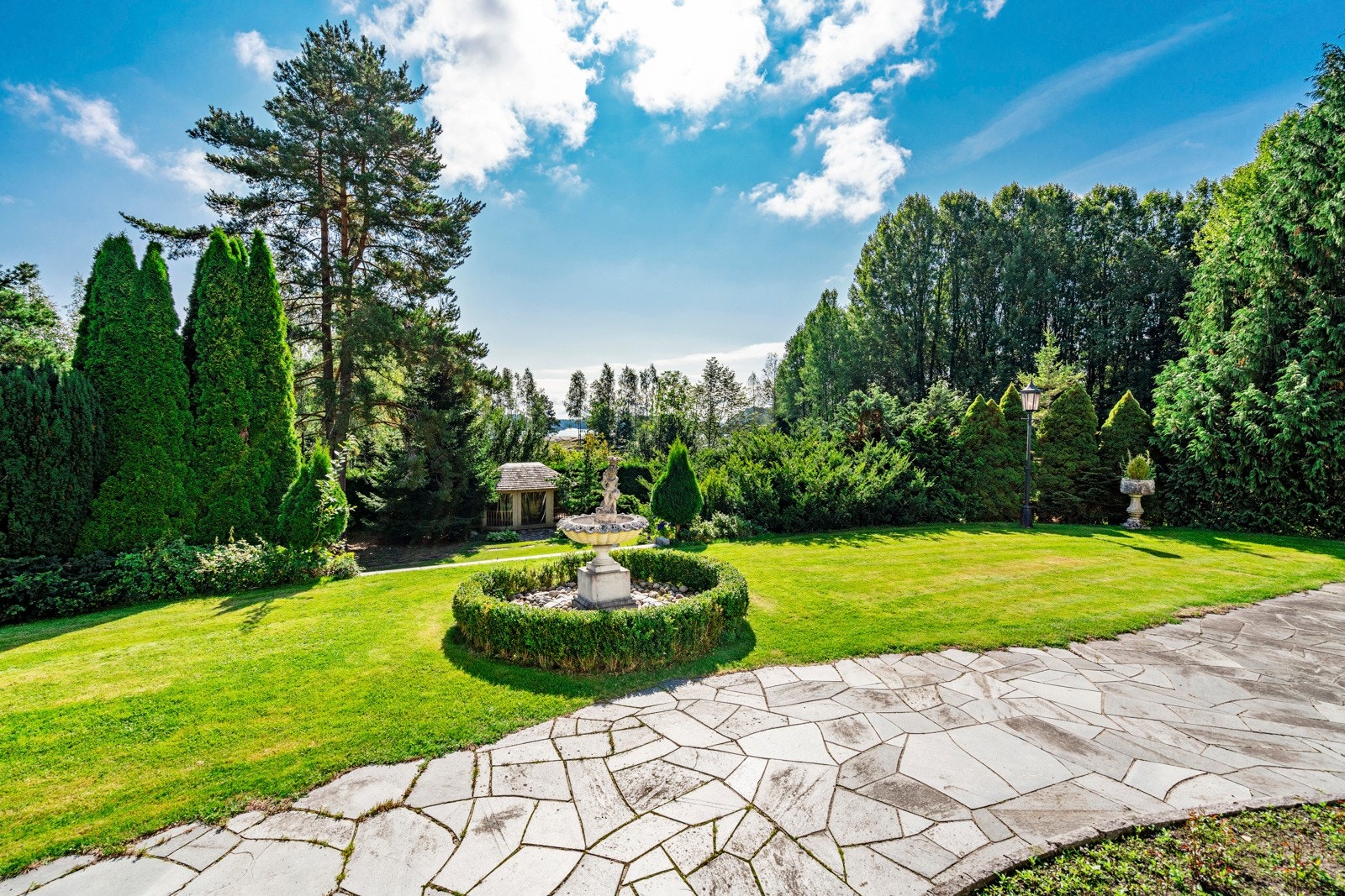 Del av platting og plen utenfor huset Galleribilde