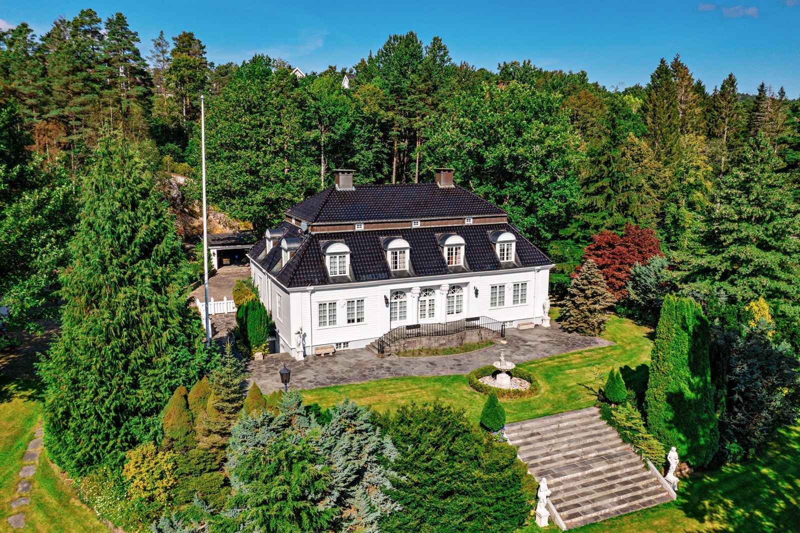 Dronefoto over det herskapelige bolighuset Galleribilde