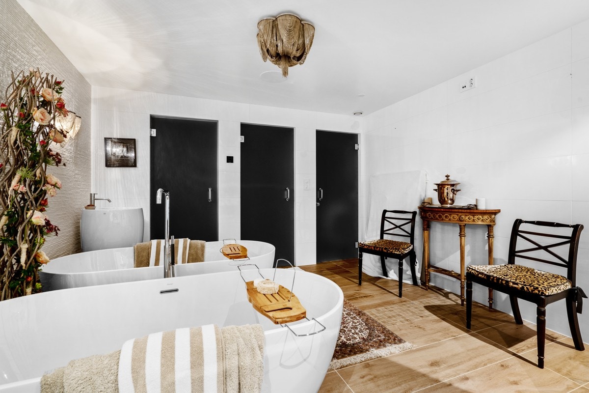 Flott spaavdeling i annekset med badekar, dusjer og toalett Galleribilde