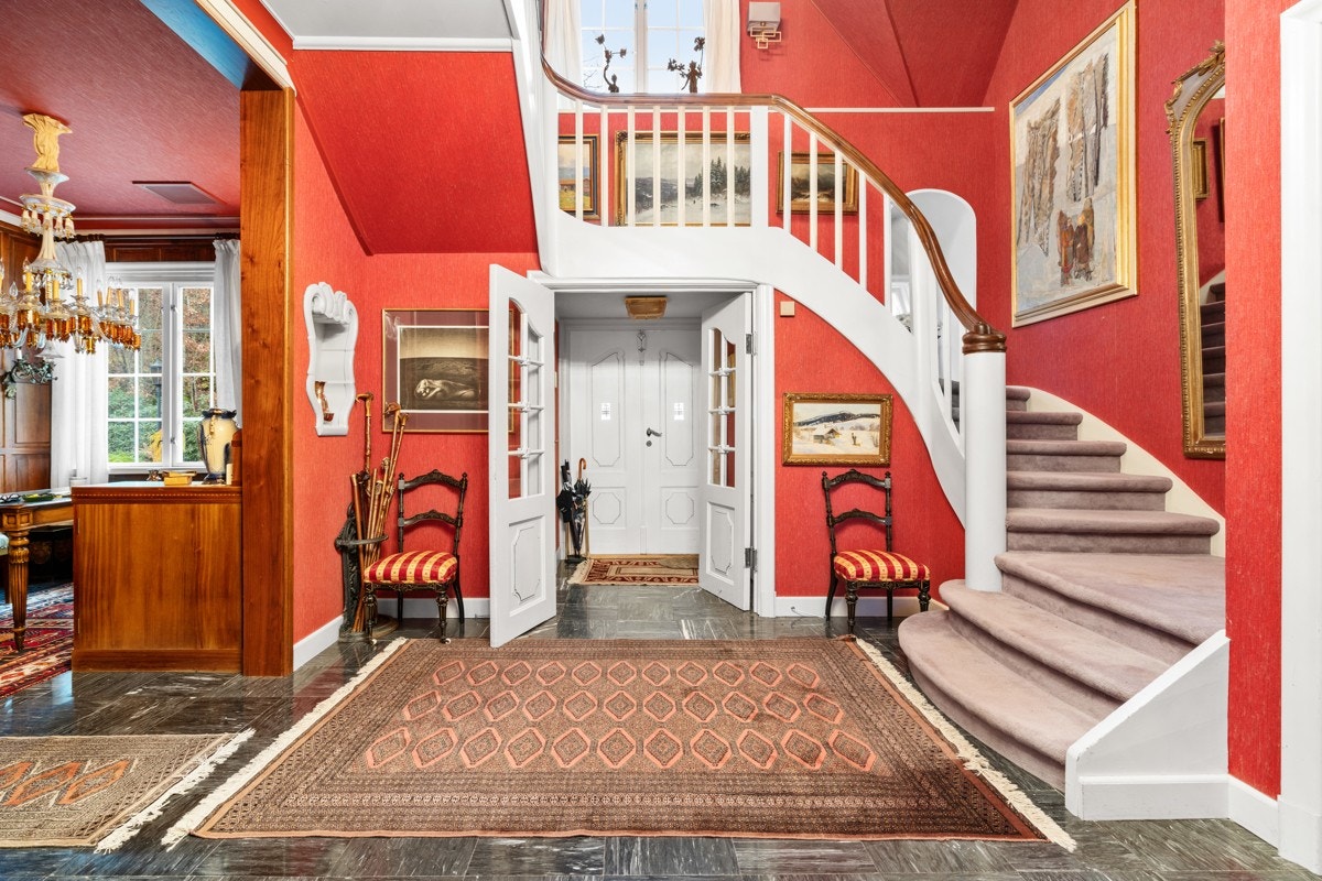 Bilde fra den store entrèen/hallen i 1.etg. med trapp opp til 2.etg. Galleribilde