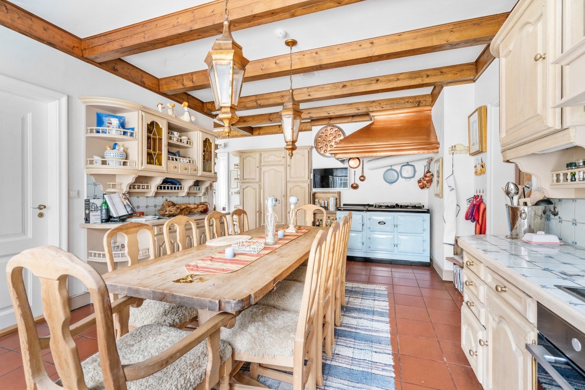 Fra del av kjøkkenet i huset - med plass til spisebord Galleribilde