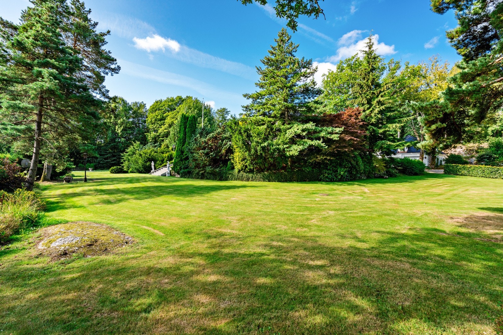 Del av hagen - med store åpne plenarealer Galleribilde