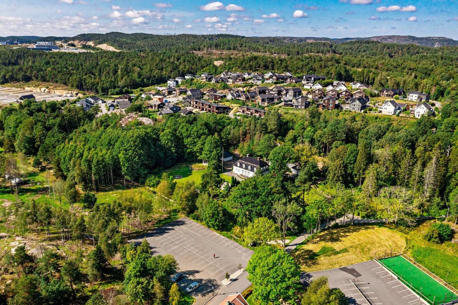 Dronefoto over området Galleribilde