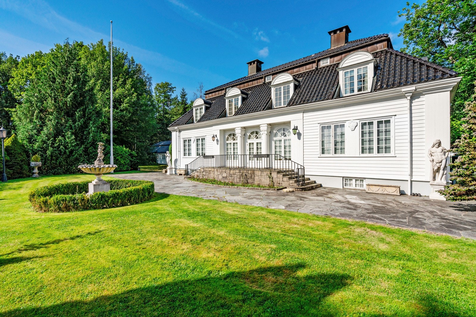 Den flotte boligen med plenareal utenfor Galleribilde