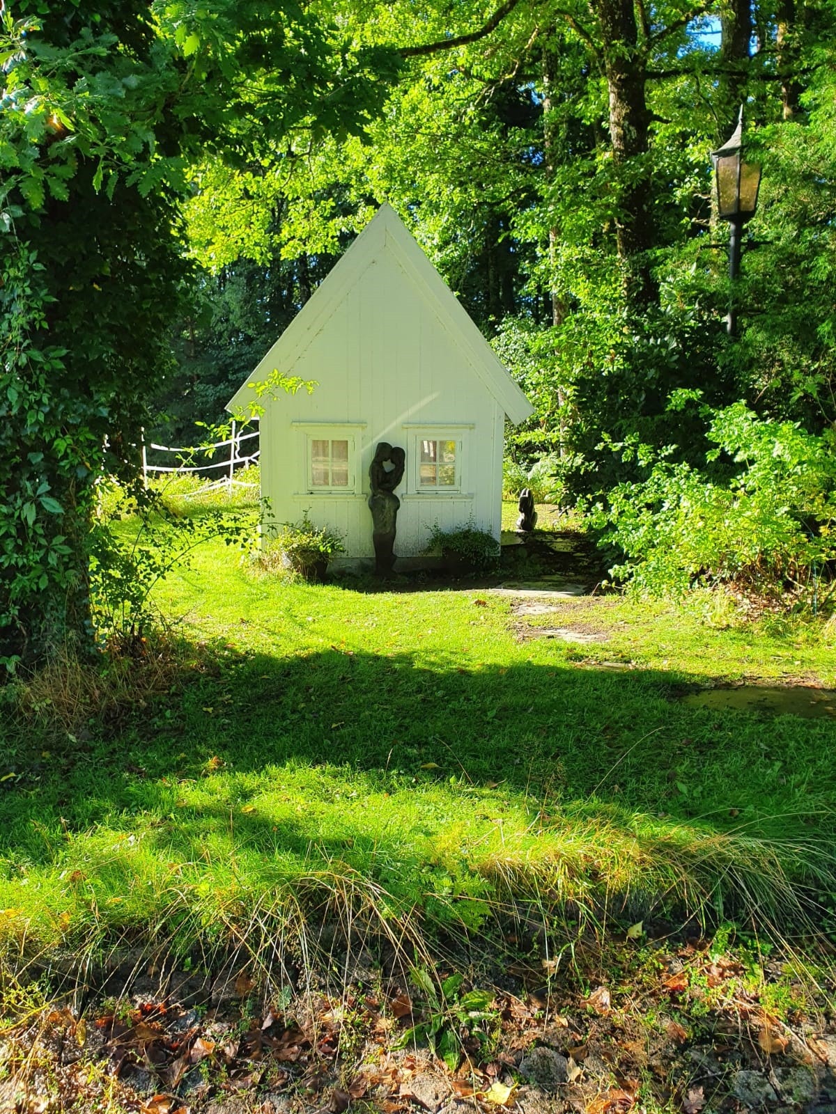 Liten lekehytte på tomten Galleribilde