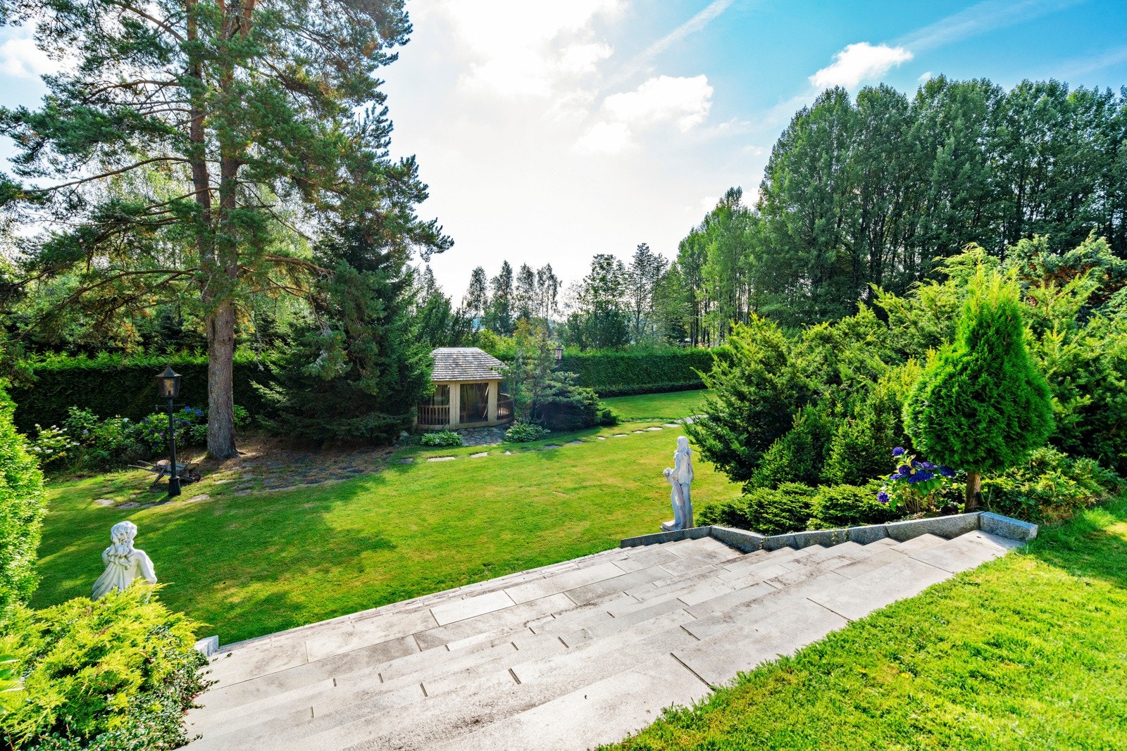 Fra trappen ned til den store hagen med store plenarealet Galleribilde