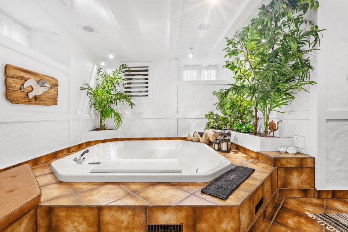 Fra del av spa-avdelingen i kjelleretasjen med nedfeldt Jacuzzi Galleribilde