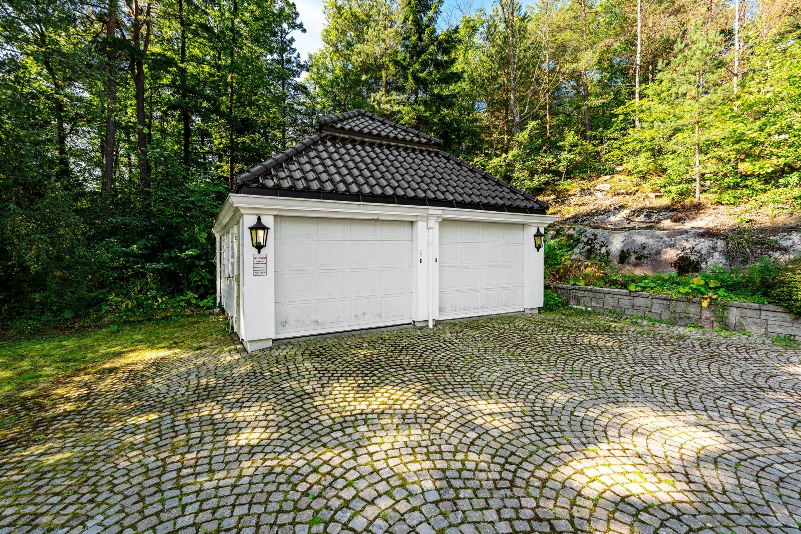 Dobbelgarasje på tomten Galleribilde