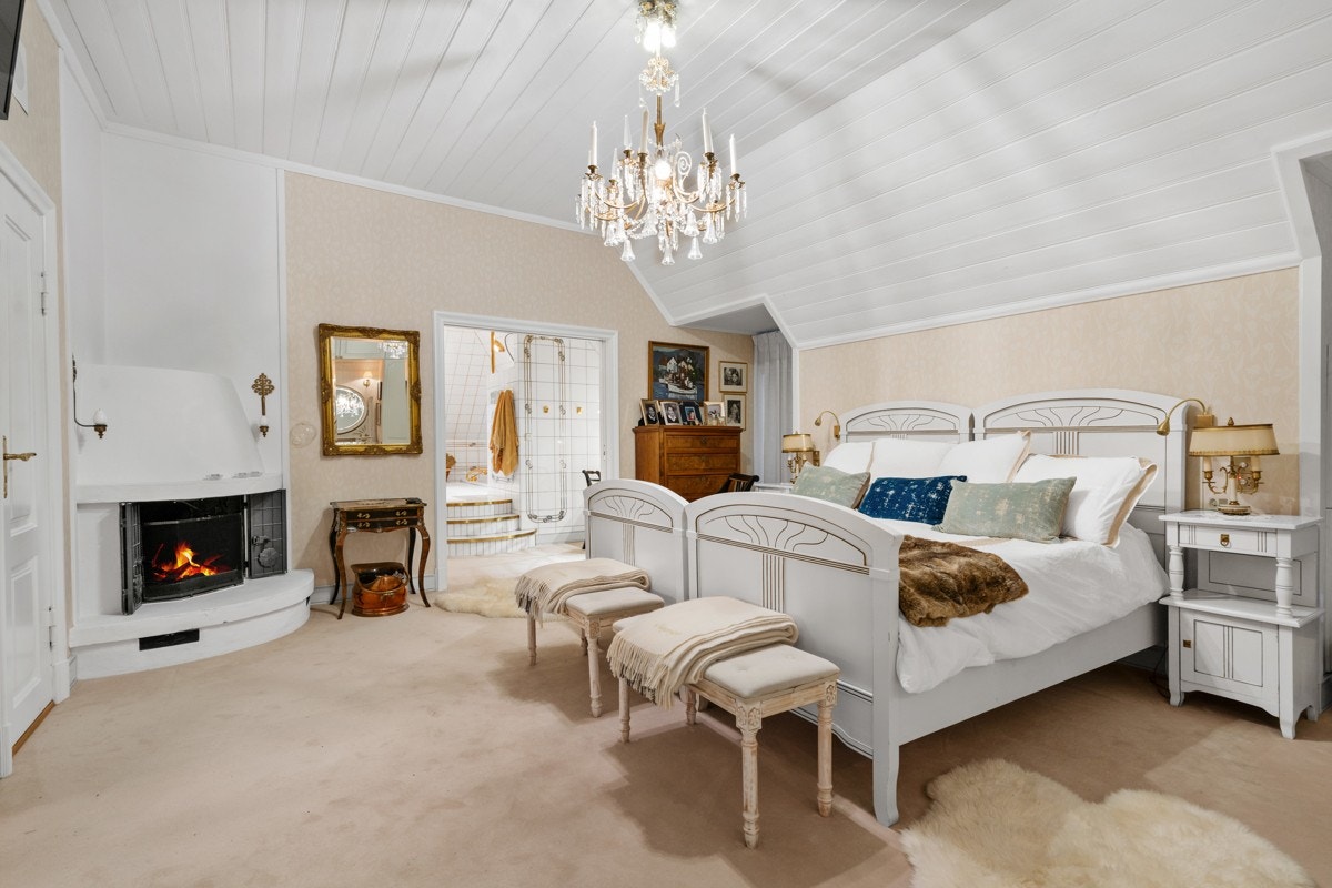 Fra hovedsoverommet med peis og eget bad innenfor Galleribilde