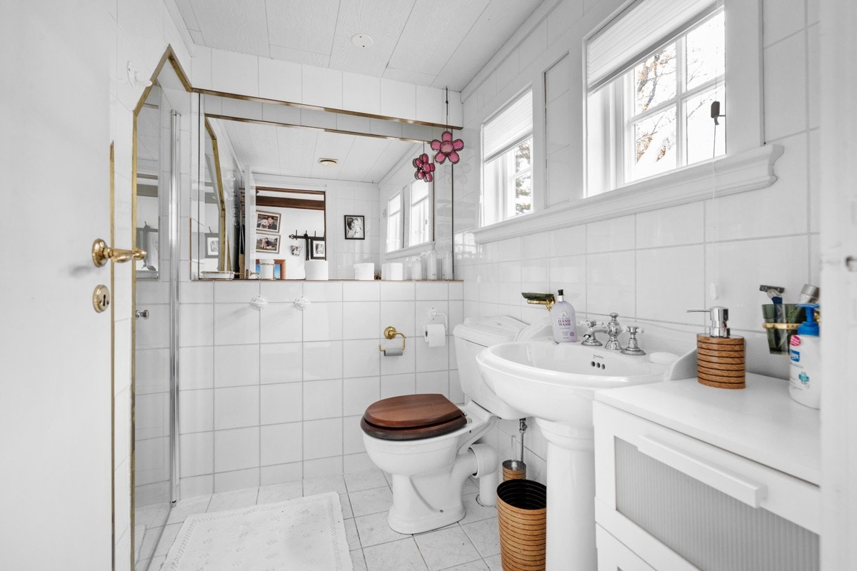 Fra dusjbadet med wc i annekset Galleribilde