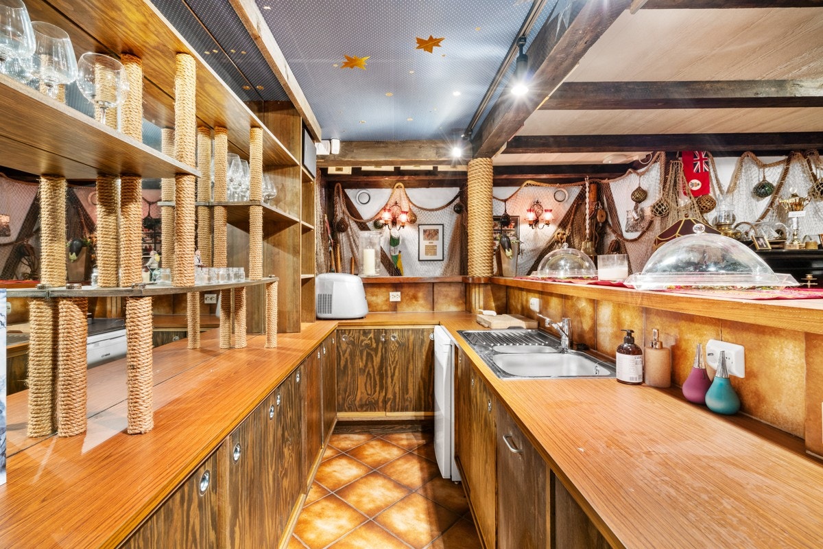 Fra del av baren ved kjellerstuen Galleribilde