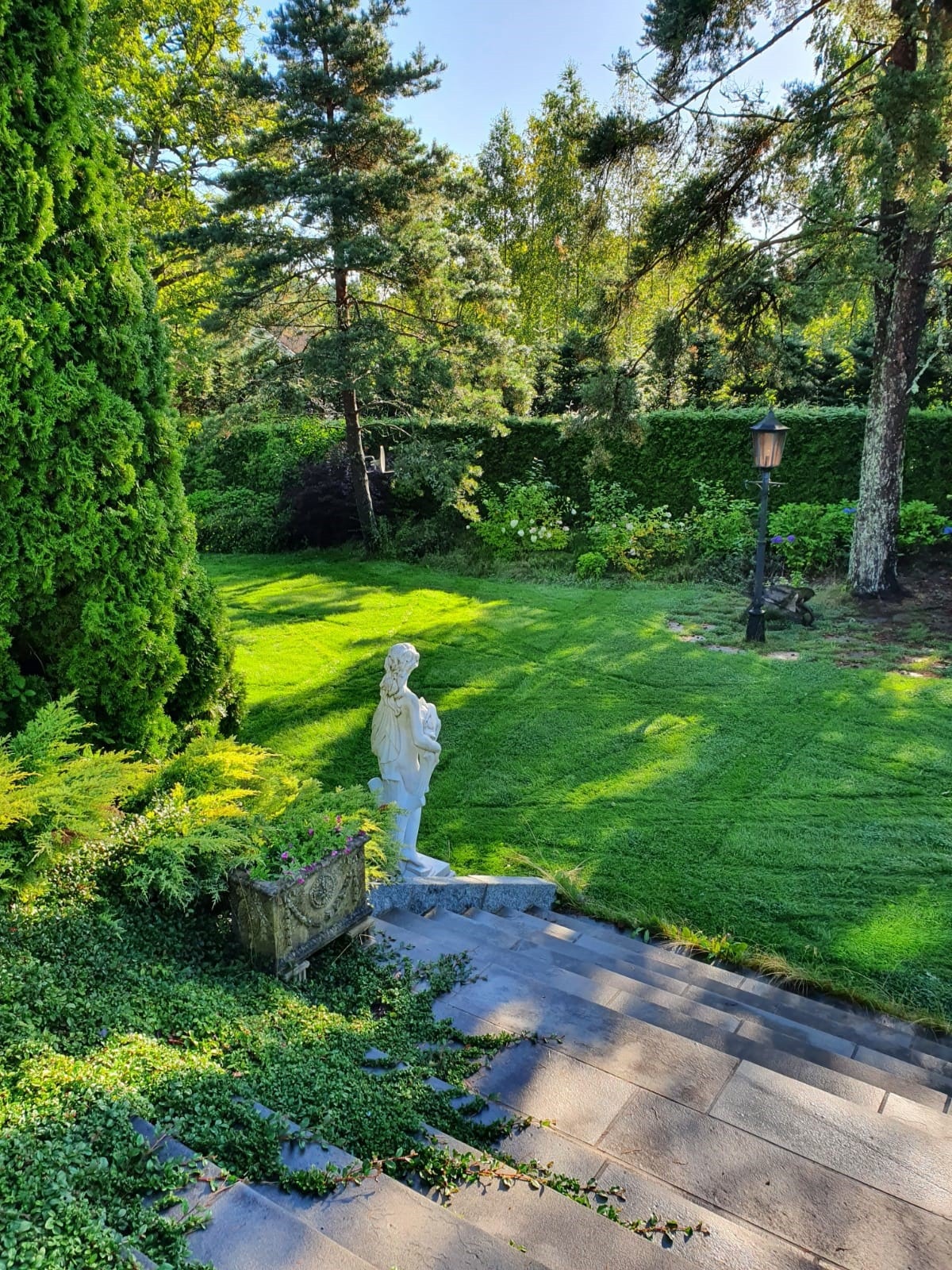 Fra del av den parkmessige hagen utenfor huset Galleribilde