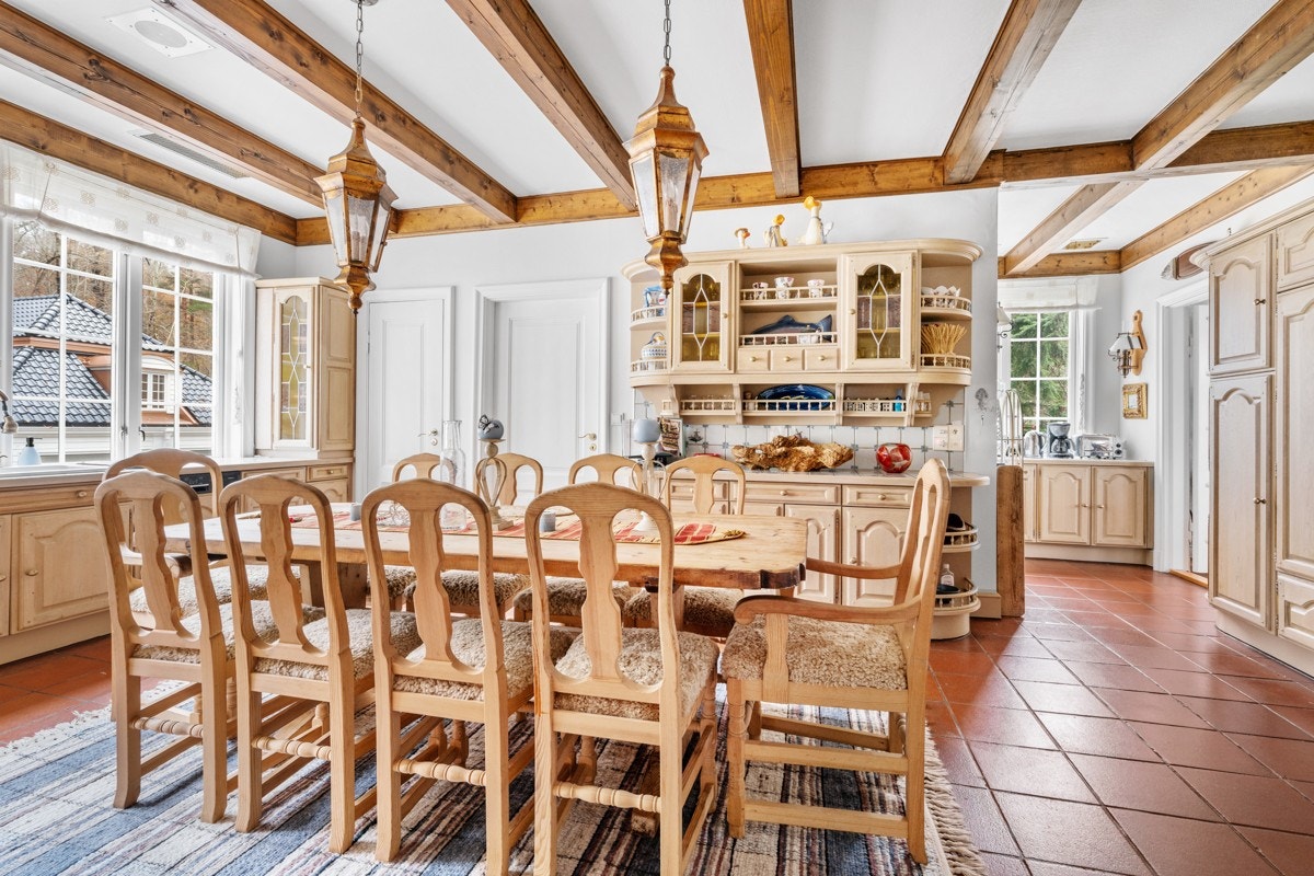 Del av kjøkkenet med god spiseplass Galleribilde