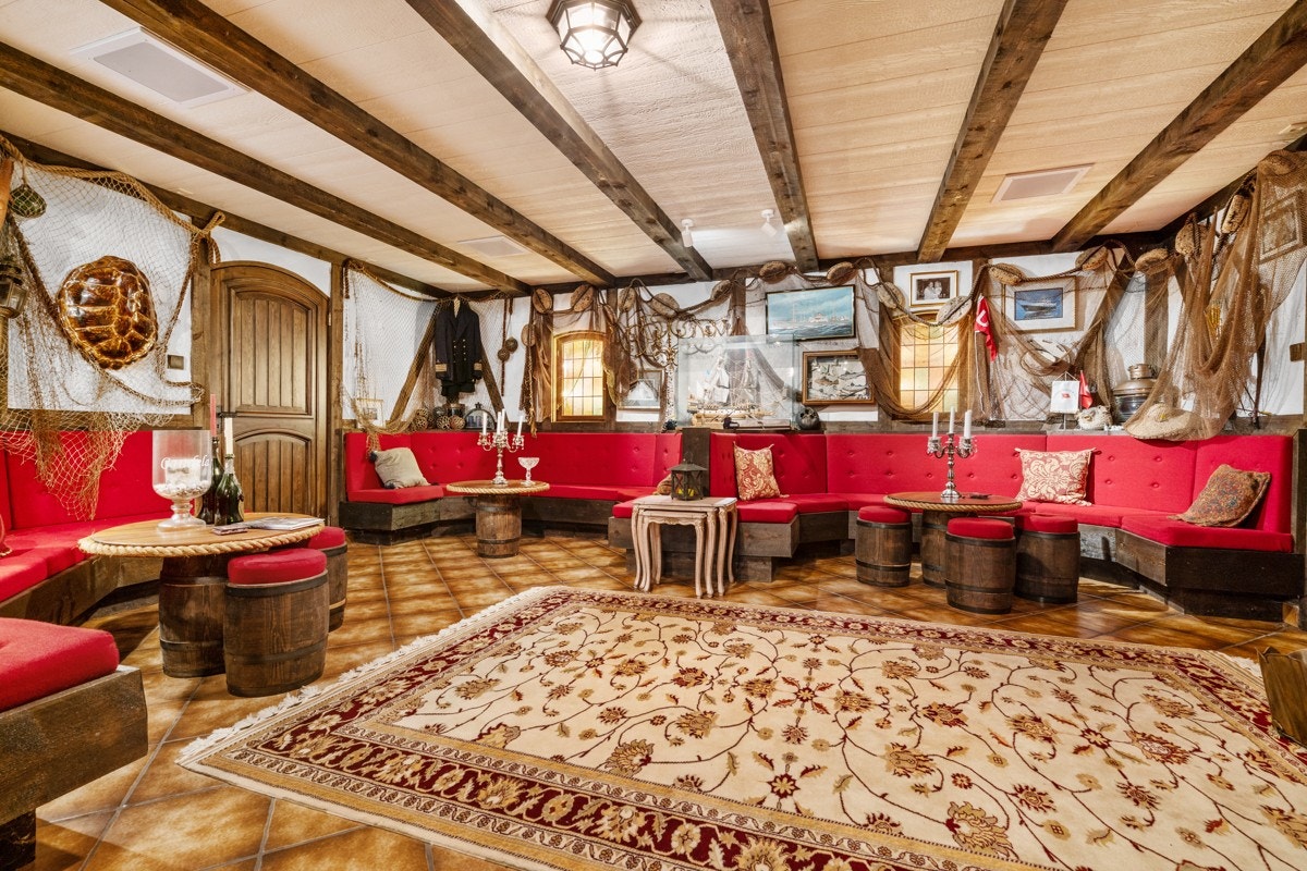 Fra del av kjellerstuen med faste sittegrupper Galleribilde