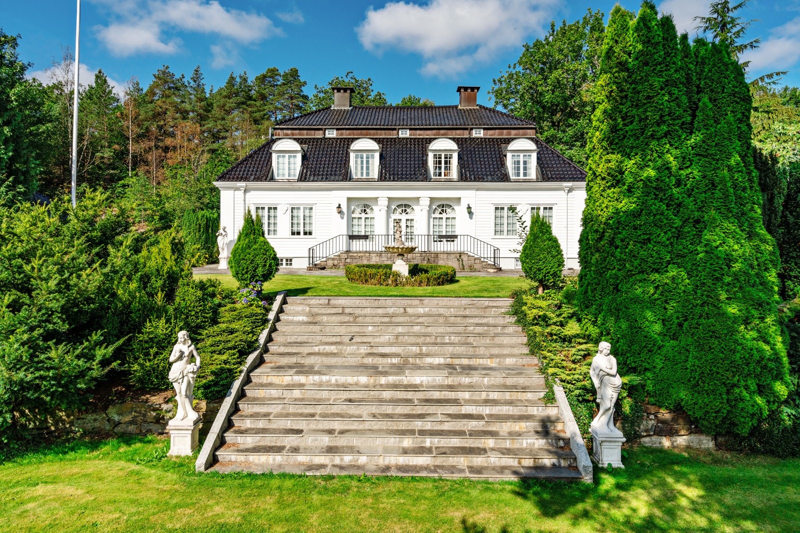 Velkommen til Østre Kaldvell 15 - en praktfull eiendom i Lillesand Galleribilde