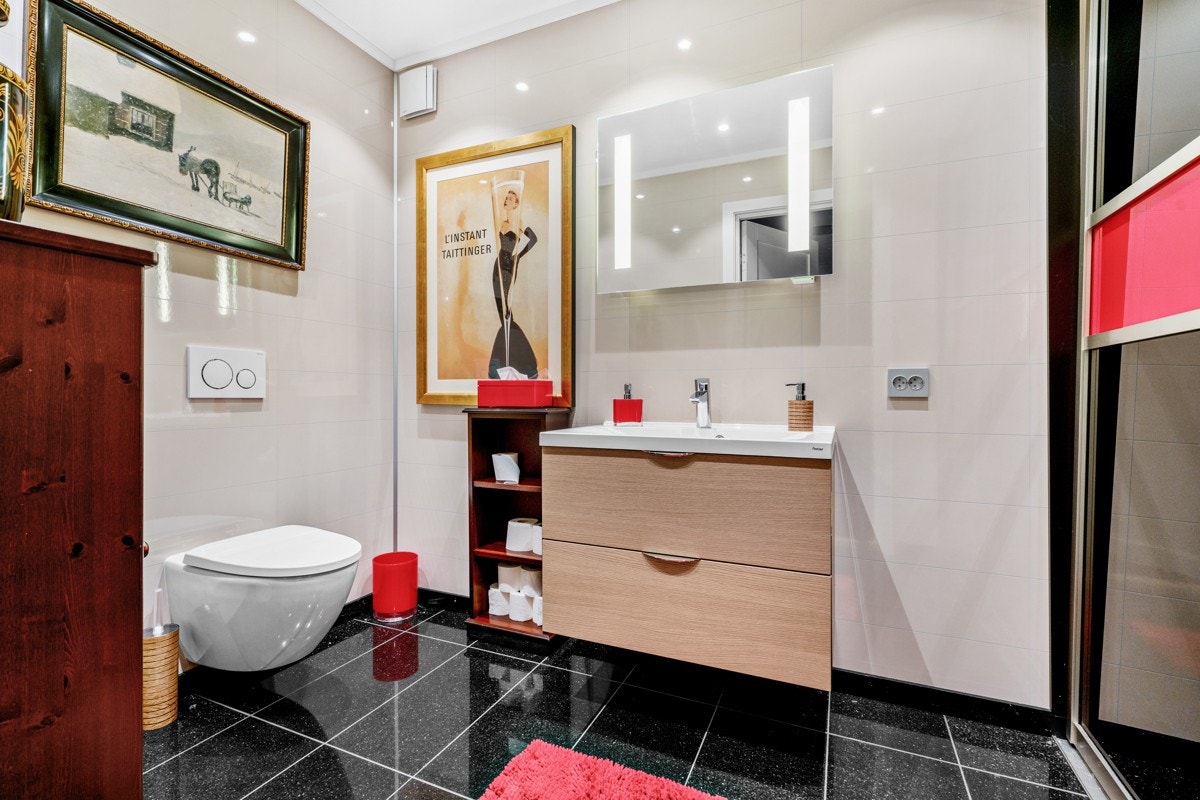 Fra baderom i annekset med wc Galleribilde