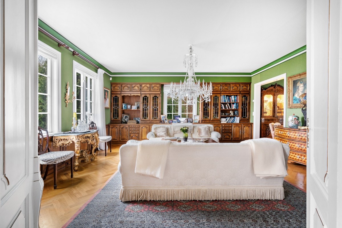 Fra en av stuene i 1.etg. - med plassbygd veggseksjon Galleribilde