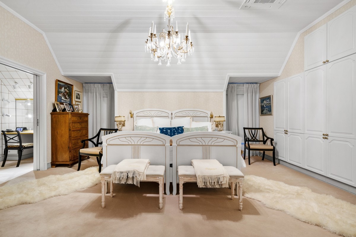 Fra hovedsoverommet med plassbygde veggskap Galleribilde