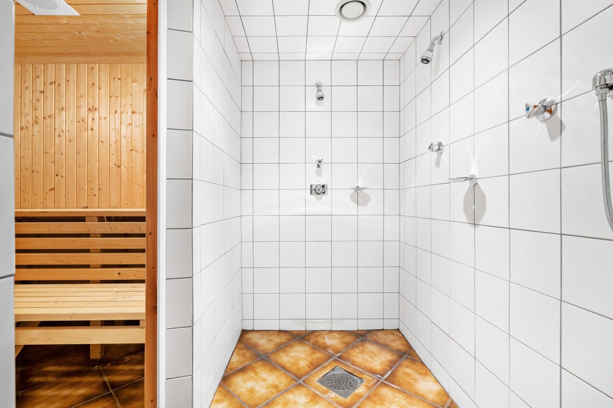 Fra del av spaavdelingen i kjelleretasjen - her fra dusjrom og badstue innenfor Galleribilde