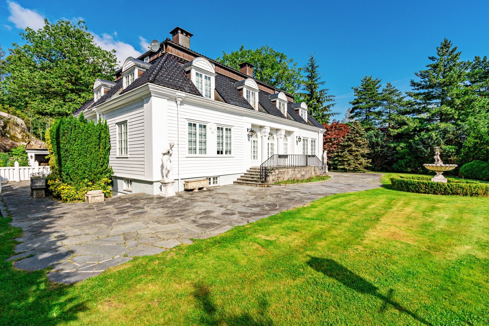 Boligen med platting og plen rett ut fra stuen Galleribilde