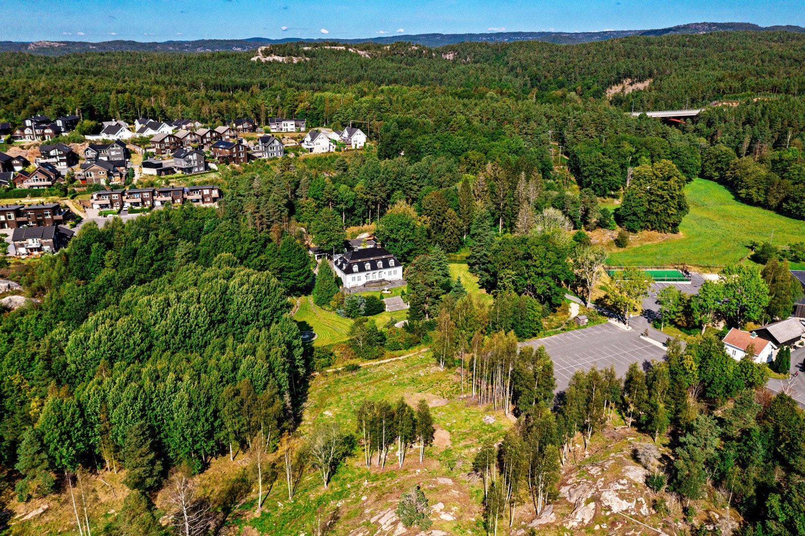 Dronefoto over området Galleribilde