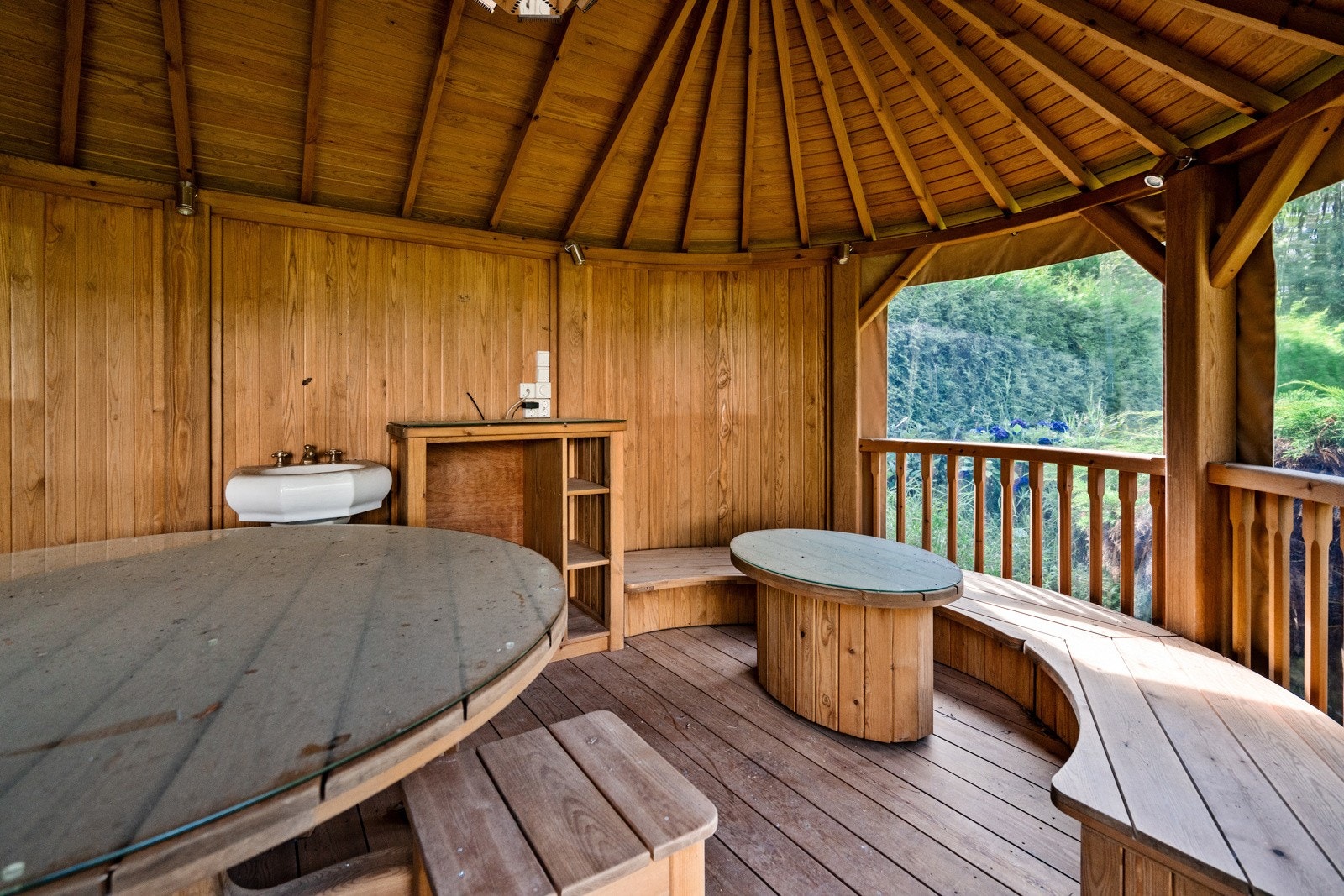 Fra hagestue med benker og bord Galleribilde