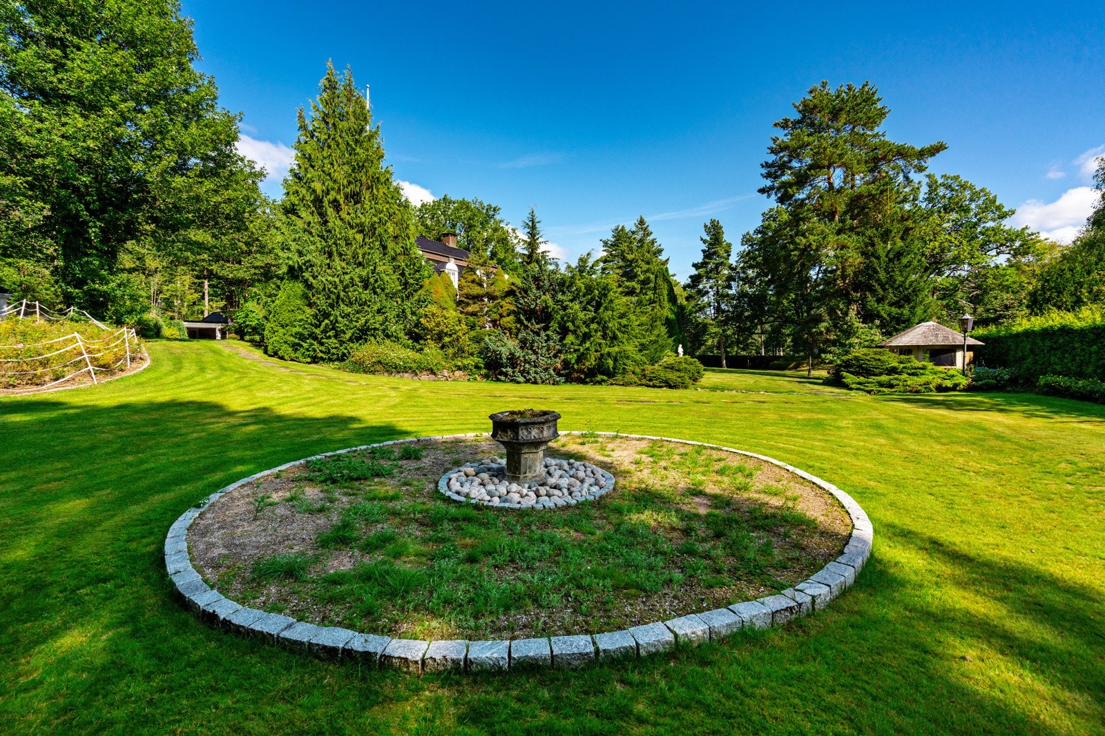 Del av hagen med bed og plenarealer Galleribilde