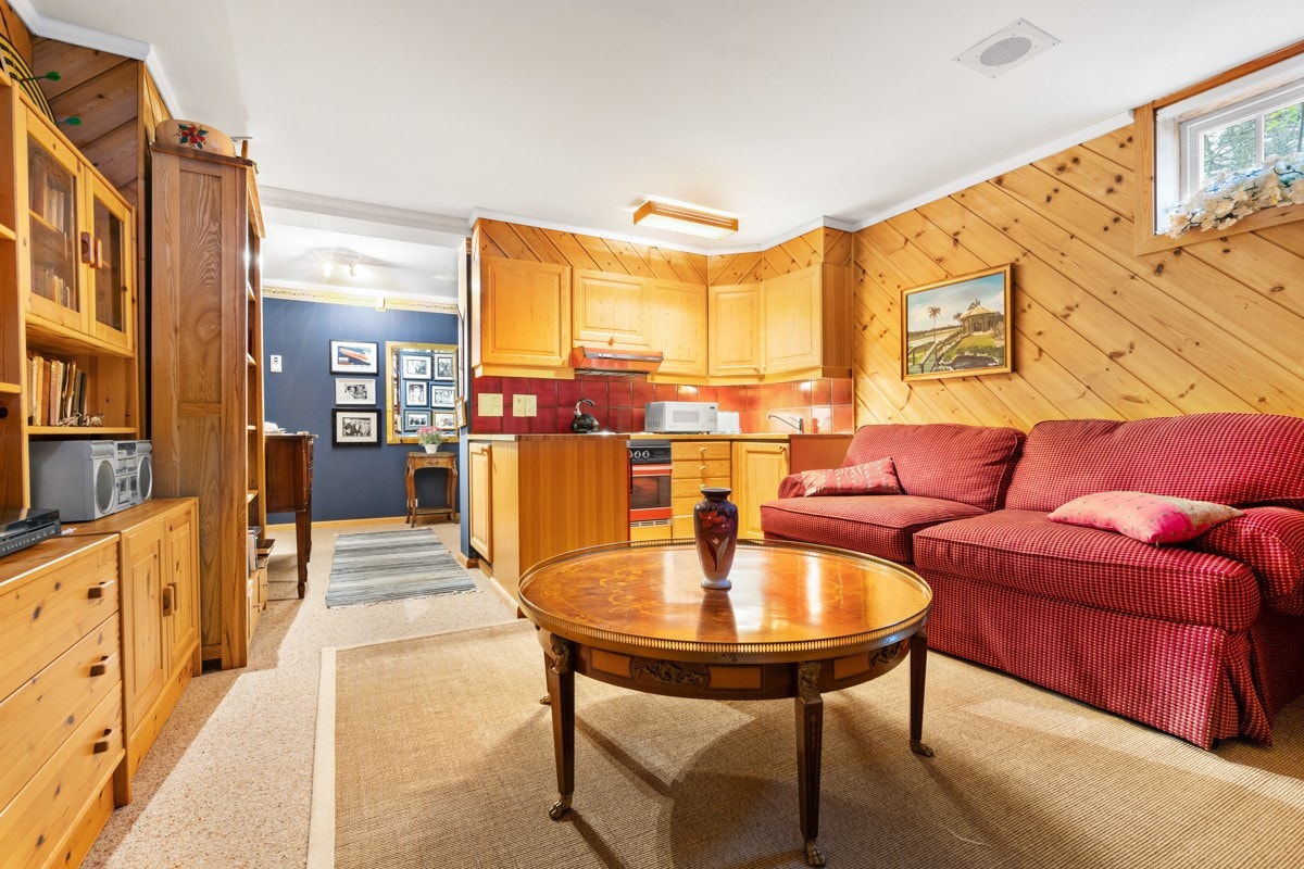 Fra stue i kjelleretasjen - hvor det er åpen kjøkkenløsning Galleribilde