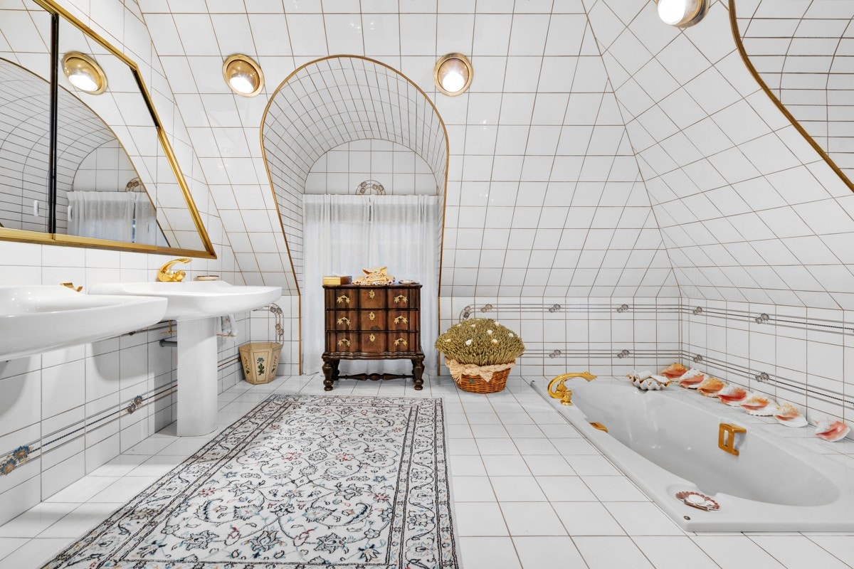 Fra det store badet med nedfelt badekar Galleribilde