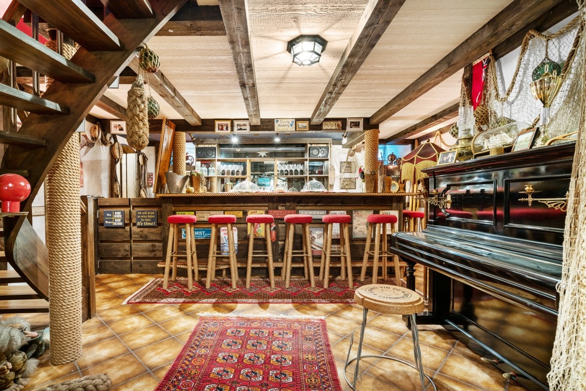 Fra del av kjellerstuen med en stor fast barløsning Galleribilde