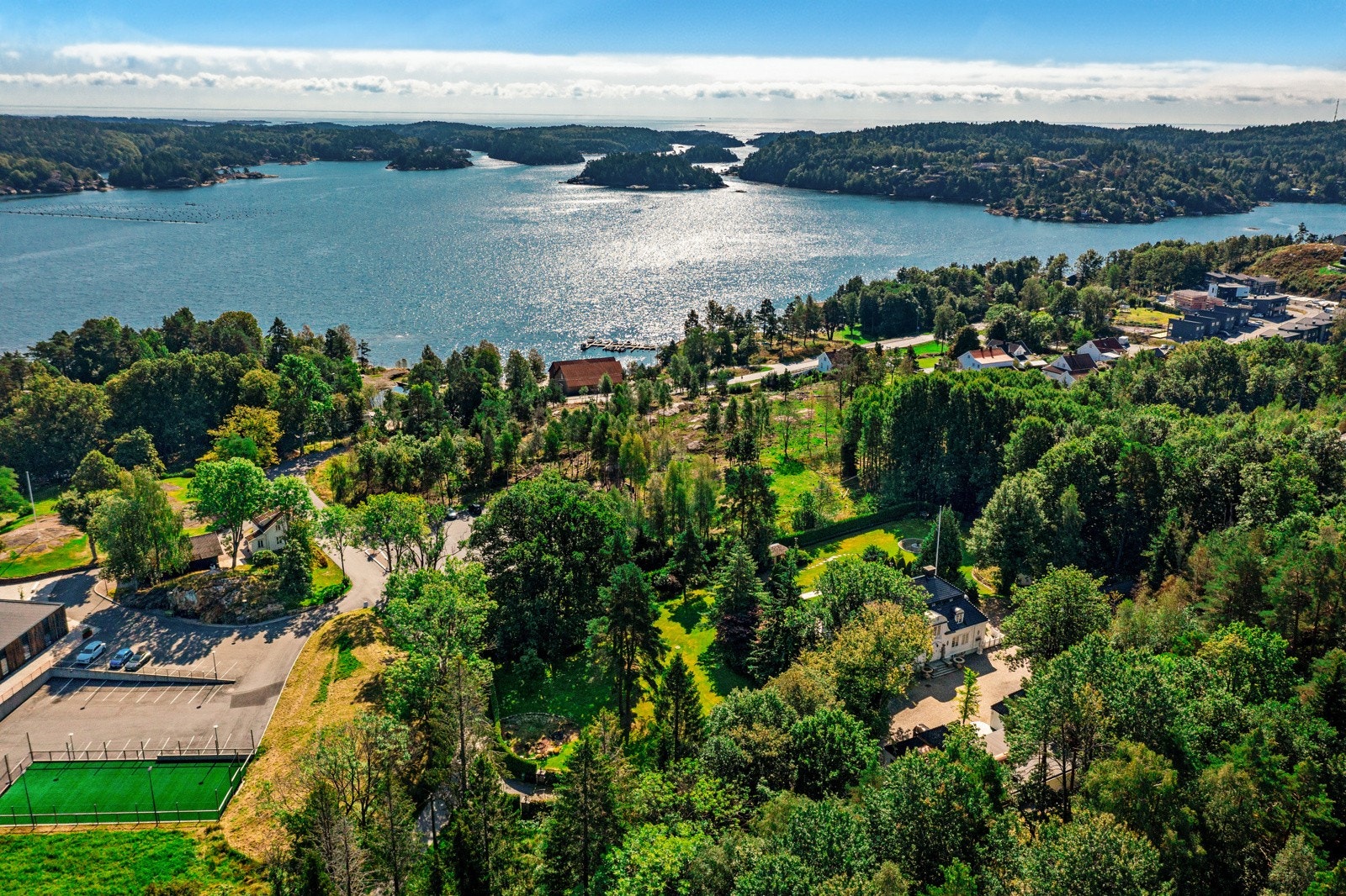 Dronefoto over eiendommen og mot sjøen ved Kaldvellfjorden Galleribilde