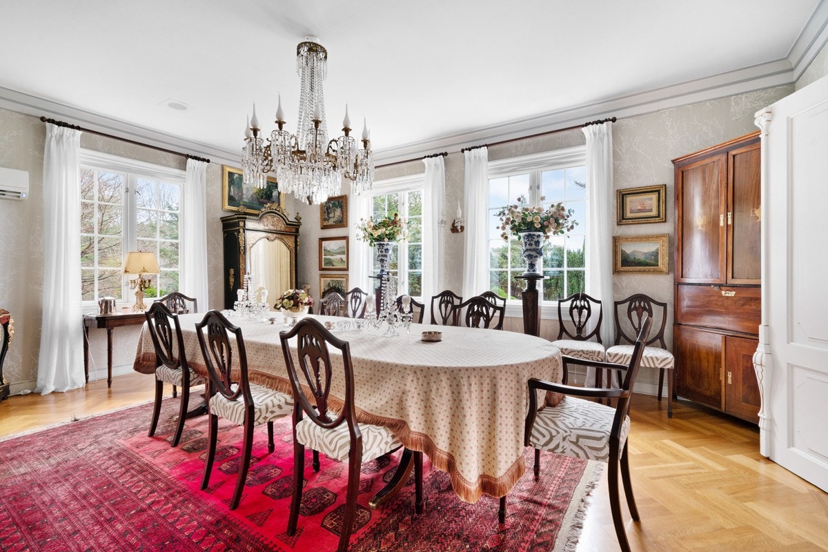 Fra den store spisestuen i huset - med plass til langbord Galleribilde