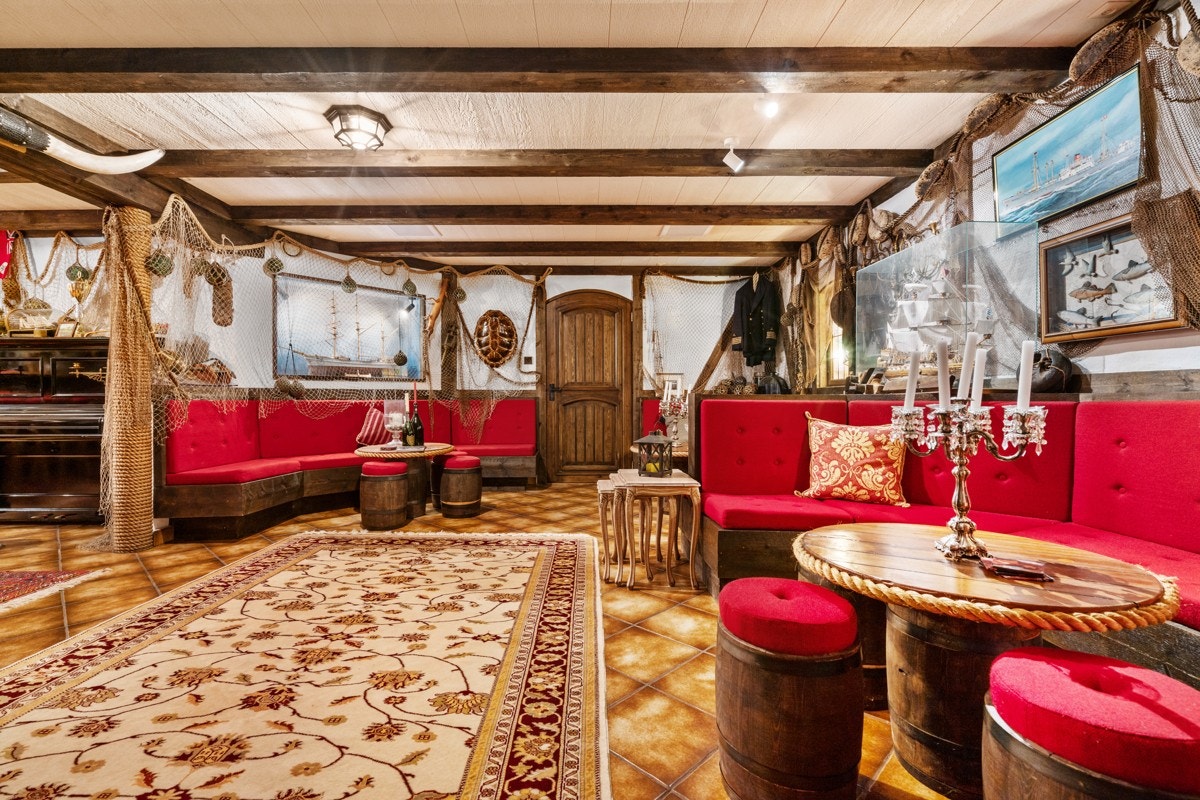 Fra del av kjellerstuen med faste sittegrupper Galleribilde