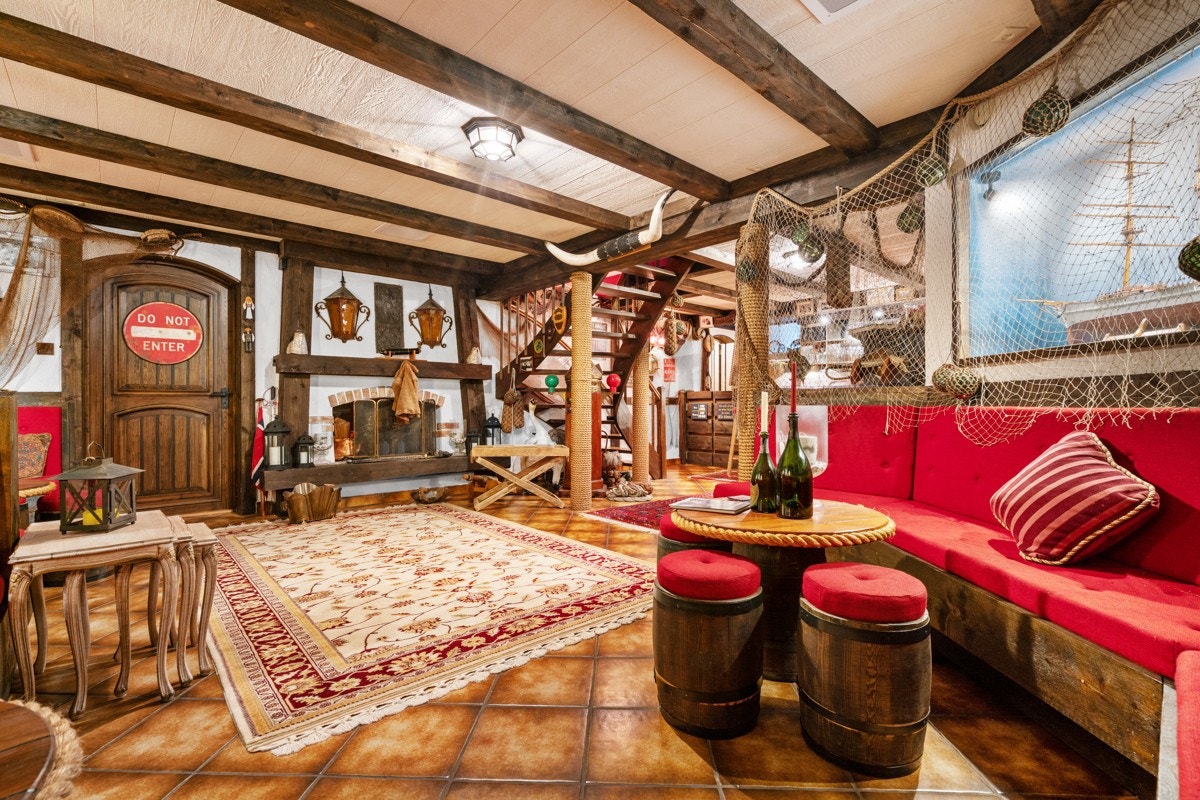 Fra del av kjellerstuen i huset Galleribilde