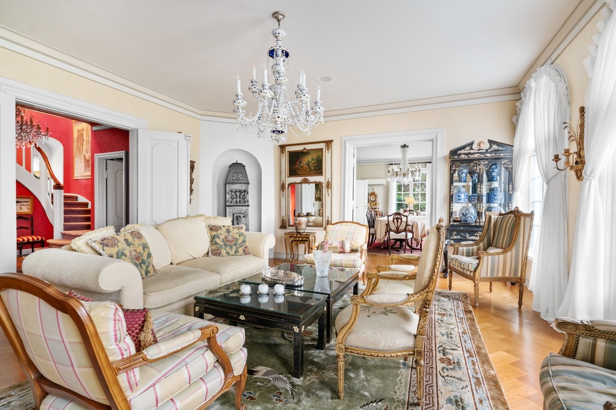 Fra hovedstuen i 1.etg. med utgang til hage Galleribilde