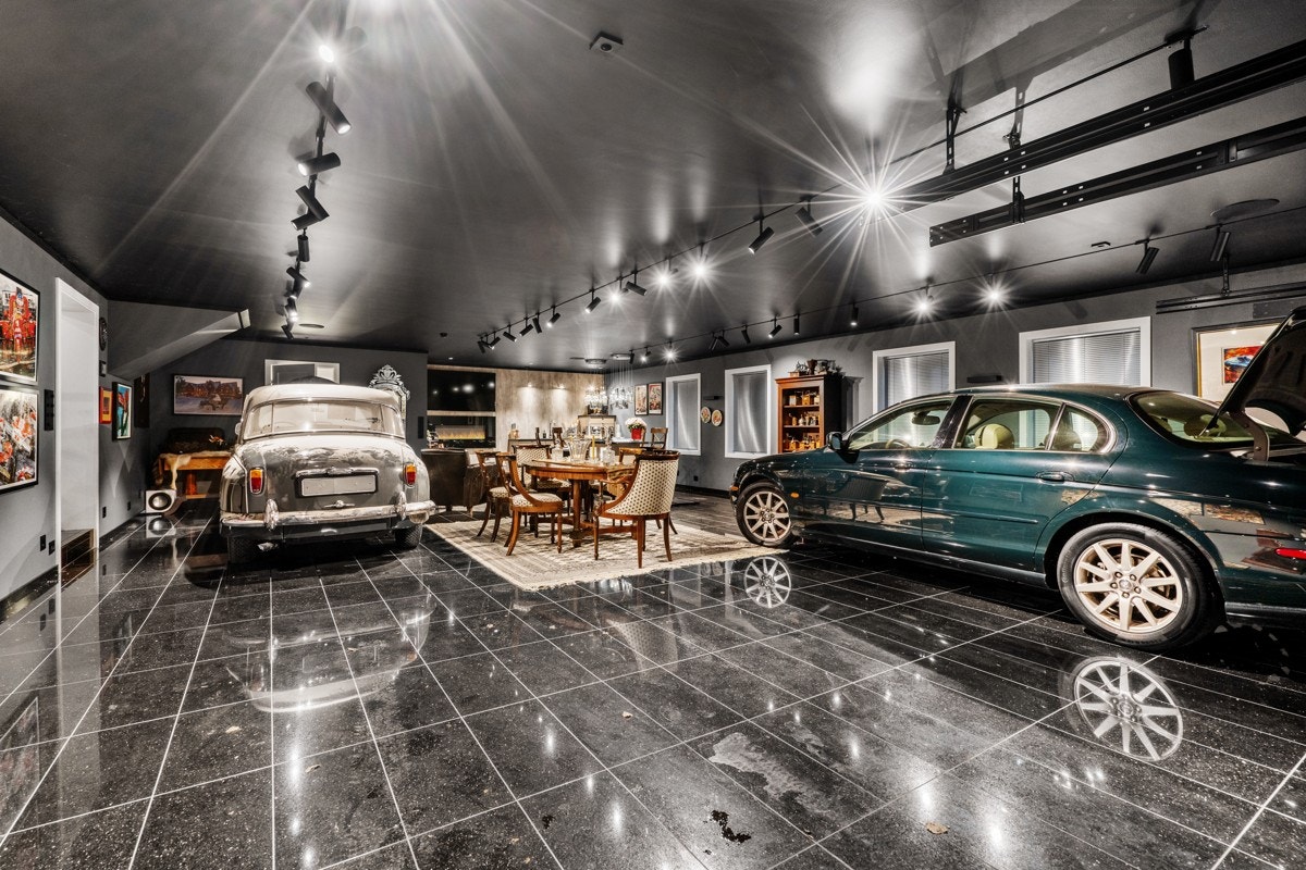 Bilde fra del av det store uthuset/garasjebygget med en helt spesiell garasjedel Galleribilde