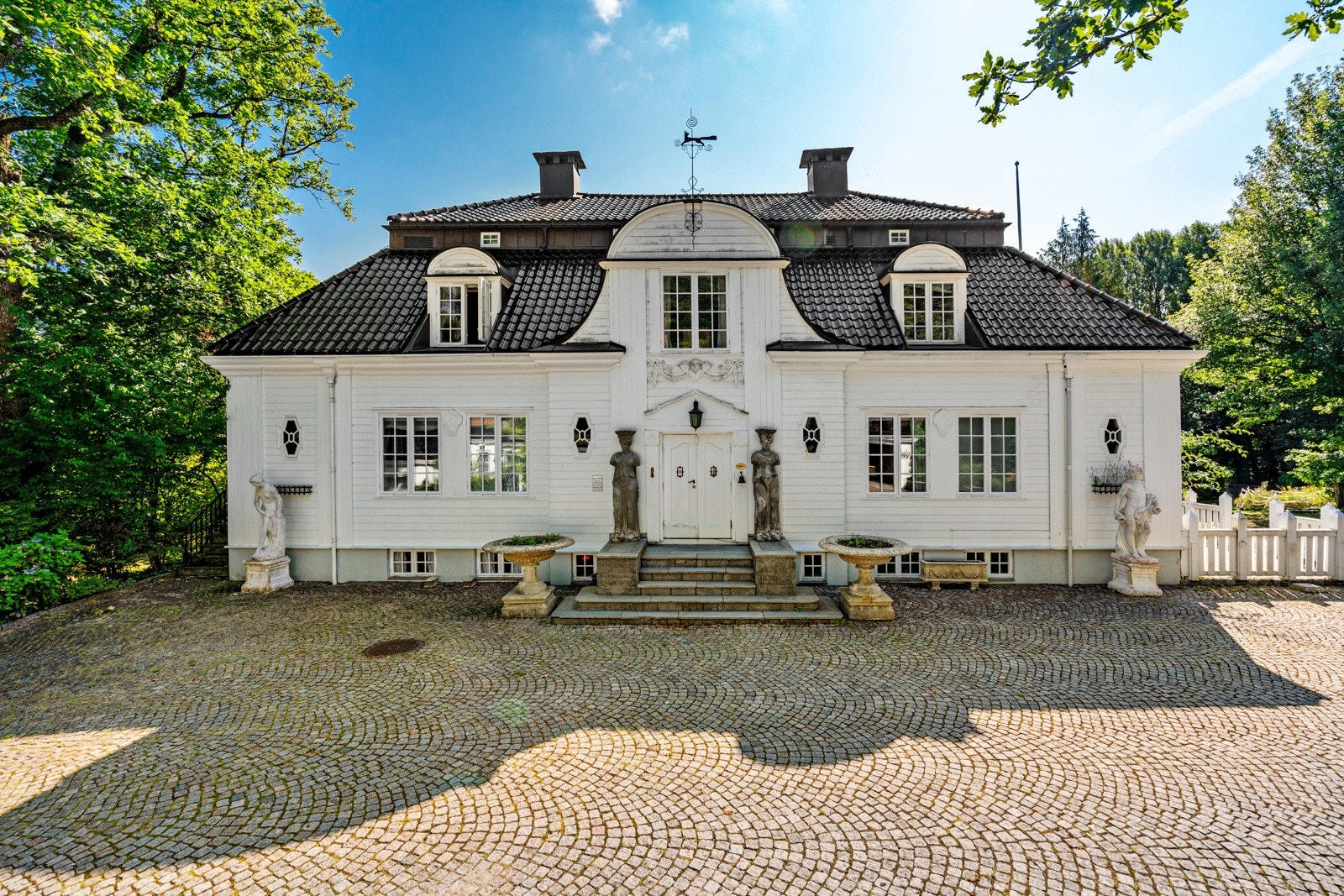 Den herskapelige boligen fra inngangssiden Galleribilde