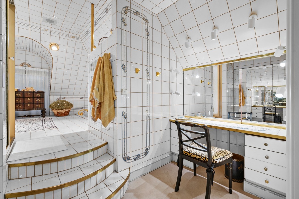 Fra det store badet innenfor hovedsoverommet med egen sminkebenk Galleribilde