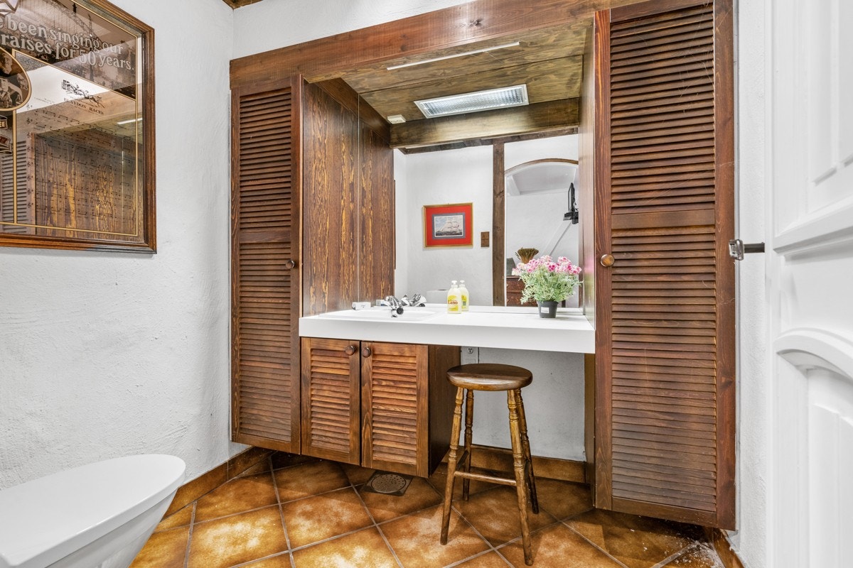 Fra del av badet med wc i kjelleretasjen Galleribilde