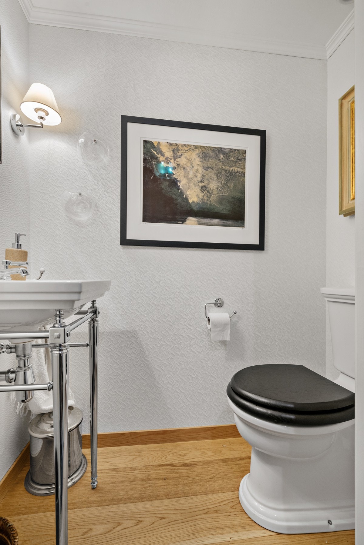 Fra gjestetoalett i huset Galleribilde