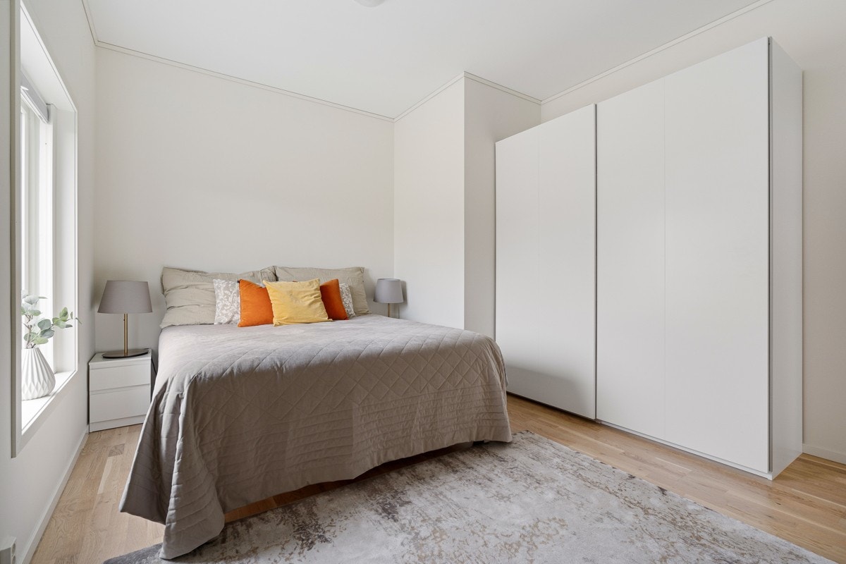 Soverommet har ekstra god takhøyde som gir en åpen og luftig følelse Galleribilde