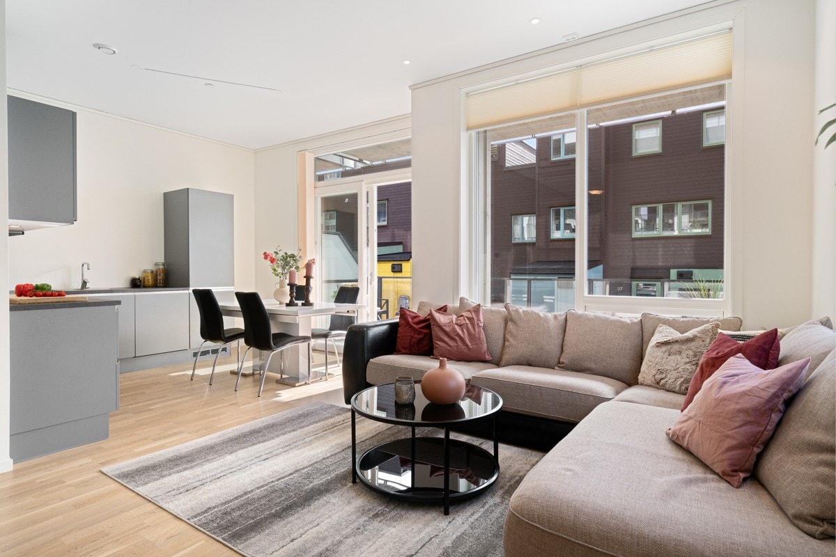 Stor og lys 3-roms i 1.etasje med endebeliggenhet Galleribilde