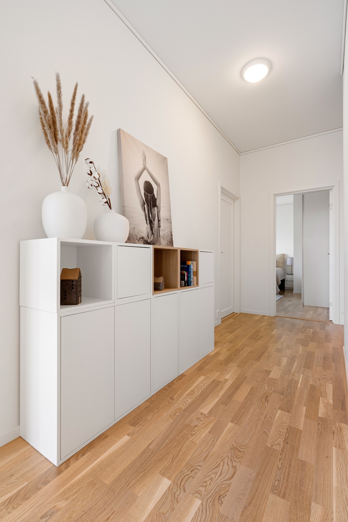 Byggeår er 2019 og leiligheten har moderne kvaliteter som fjernvarme og balansert ventilasjon for godt inneklima Galleribilde