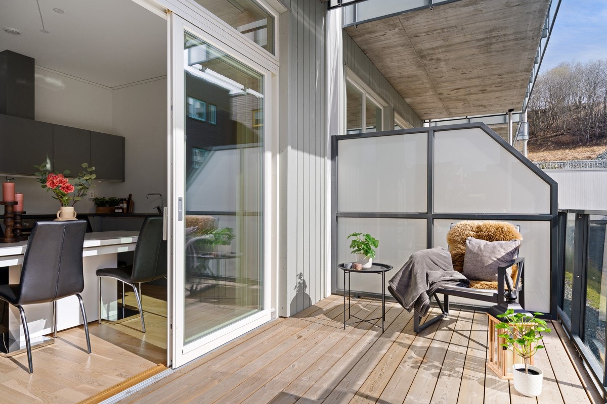 Fra stuen har man utgang til den sørvest-vendte verandaen Galleribilde