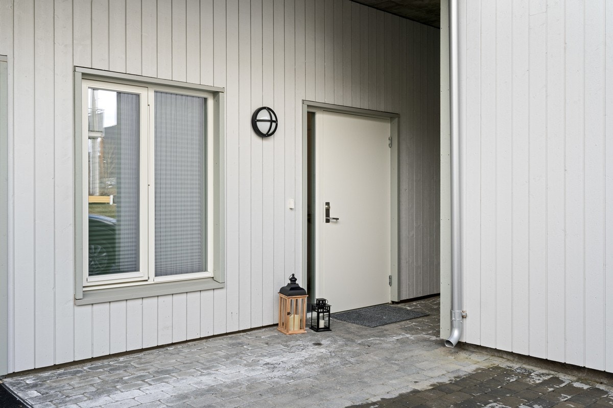 En av fordelene til endebeliggenhet er at man får en ekstra plass til evt oppbevaring ved inngangsdøren Galleribilde