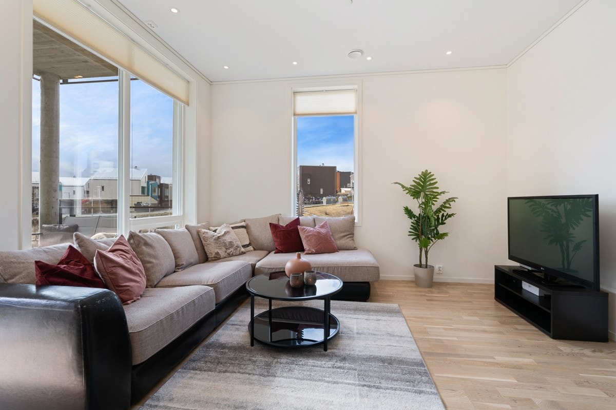 Velkommen til Margrethe Thomsets veg 21! -Planløsningen har en moderne åpen stue-/kjøkkenløsning på 25 kvm Galleribilde