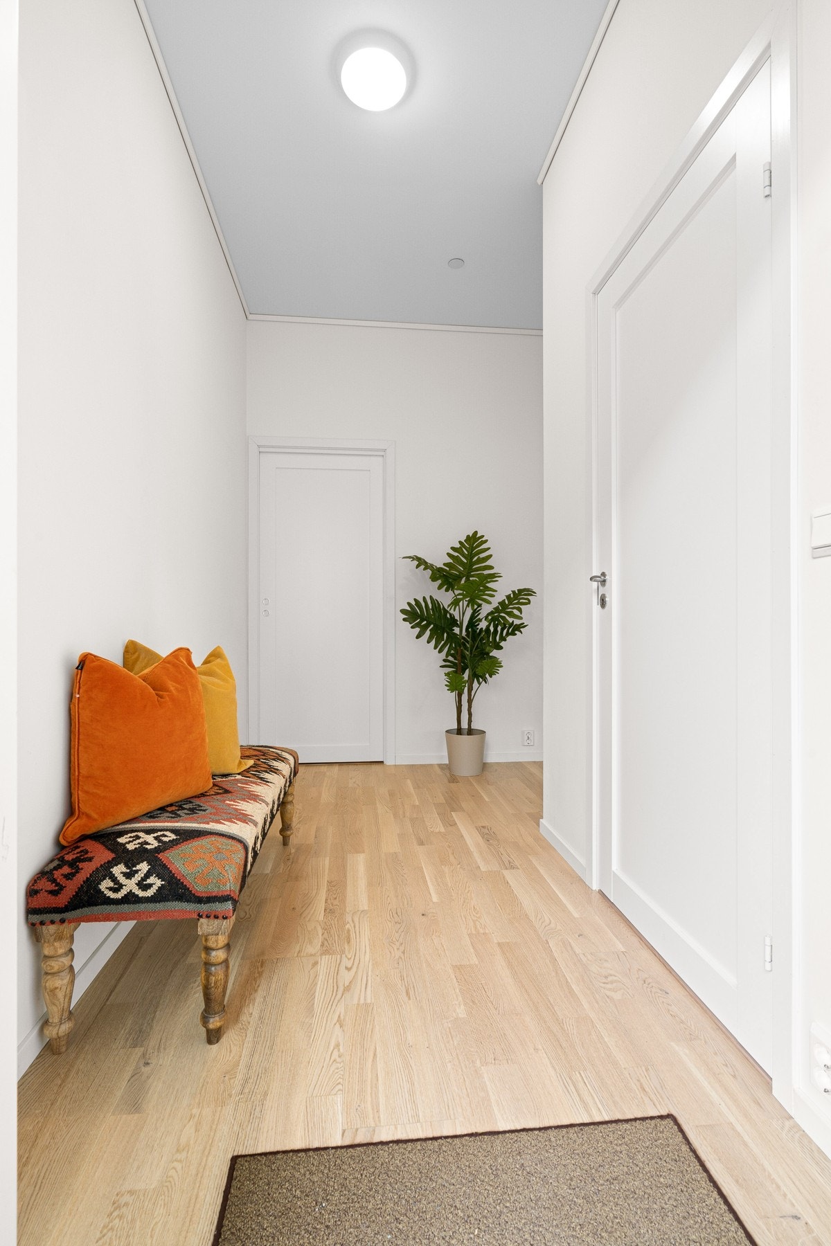 Entreén er på 5 kvm. Rett fram er det en bod/teknisk rom på 3 kvm samt wc til høyre Galleribilde