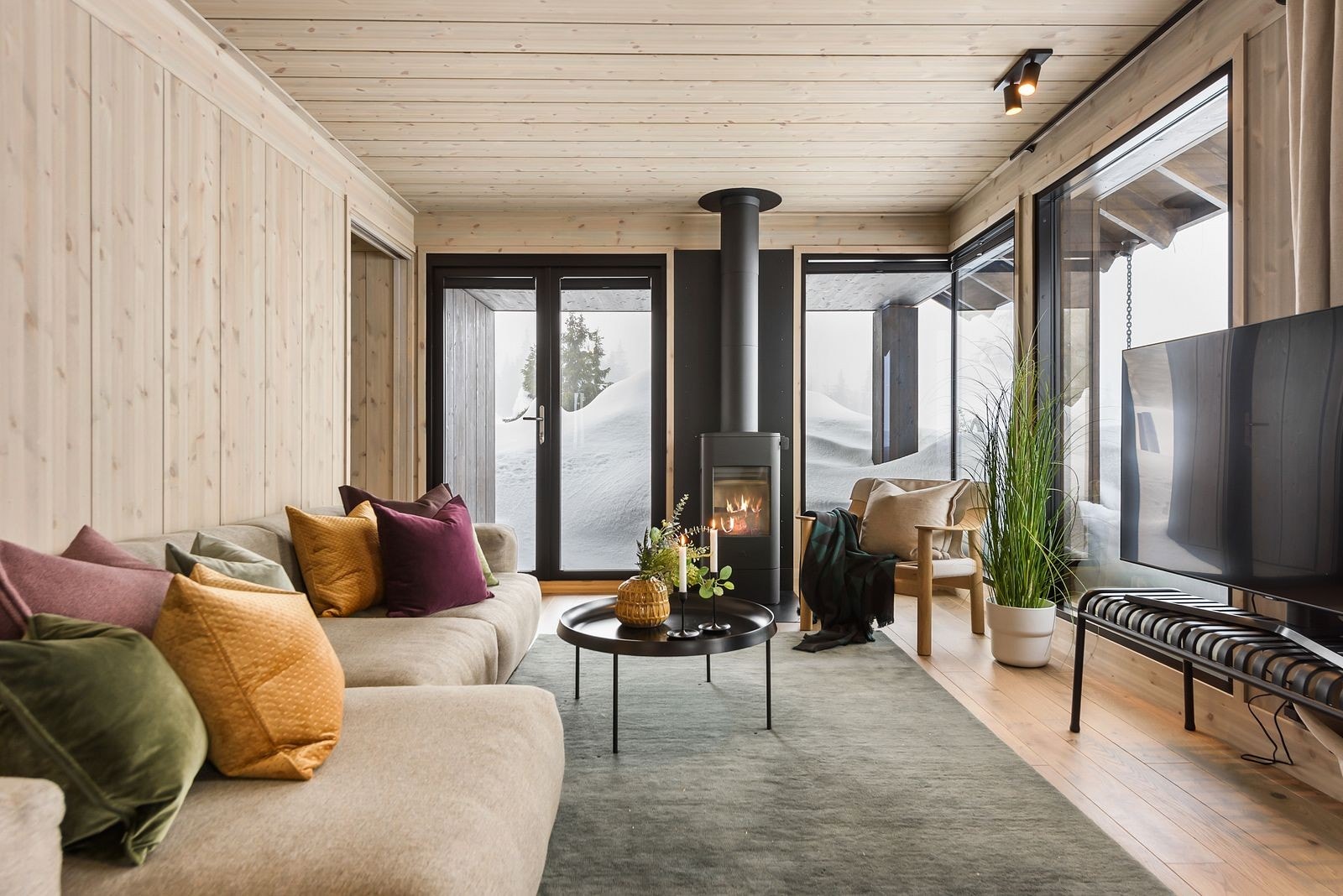 Stue/spisestue fra vår visningshytte på Skei. Ildsted medfølger. Galleribilde