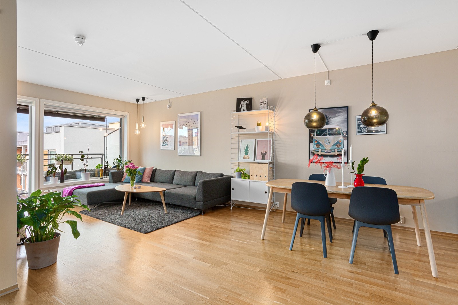 Gode lysforhold i stuen og dirkete adkomst til balkong mot bakgården. Galleribilde