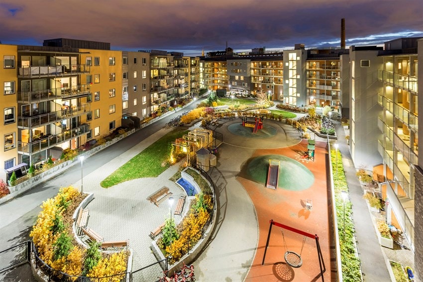 Leiligheten har flott utsikt over en av områdets mest barnevennlige bakgårder. Galleribilde